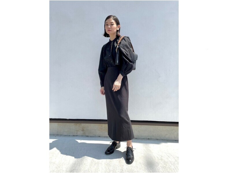 タイトなスカートを合わせてシルエットを引き締めて　出典：StyleHint