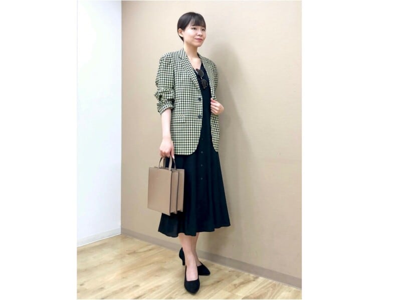 Vネックのフレアワンピースにジャケットを重ねてきれいめに 出典:StyleHint