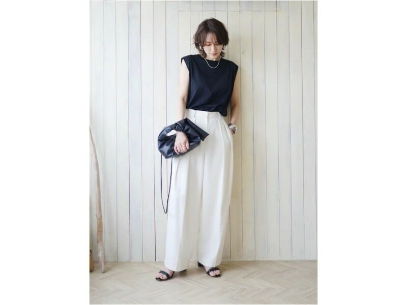 白のワイドパンツは面積が大きく、清潔感のある夏らしいカジュアルコーデが楽しめます　出典：WEAR