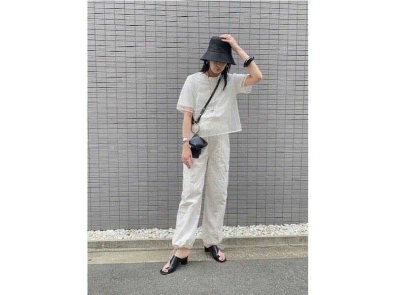 小物をブラックで統一すると、ホワイトコーデが引き締まり、おしゃれ見えにも効きます　出典：WEAR