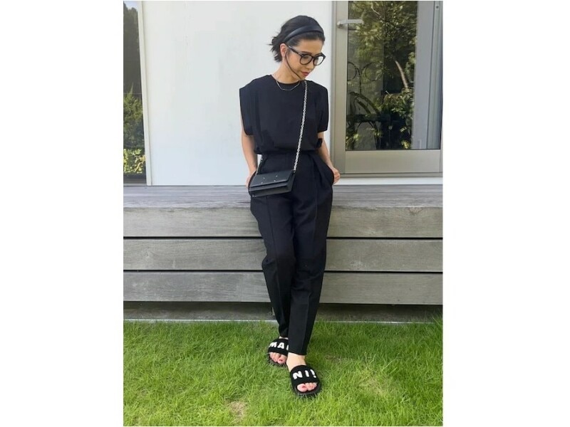 腕の見えるTシャツだからこそ、オールブラックでも重たくならない　出典：WEAR