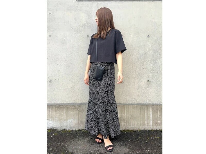 シンプルな黒Tシャツにマーメイドスカートを合わせて女性らしく　出典：WEAR