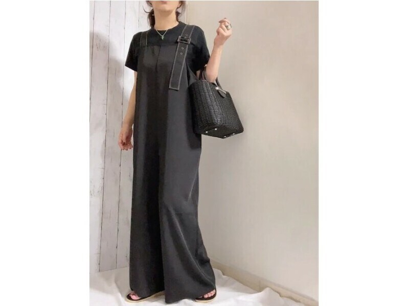 きれいめサロペットのインナーに合わせてスタイリッシュに　出典：WEAR