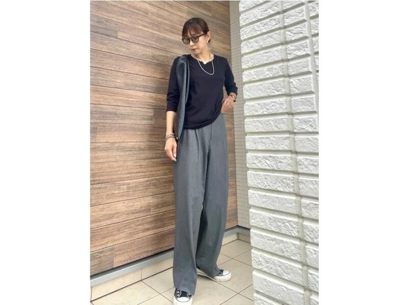 黒のTシャツに映えるシルバーのジュエリーをプラスして　出典：WEAR