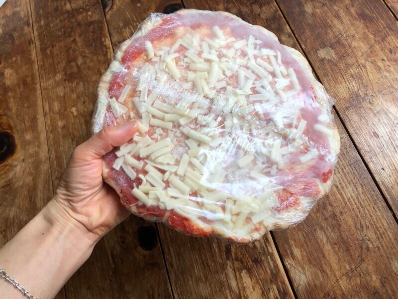 ガストのお持ち帰り「冷凍ピザ3枚セット」の1枚のサイズは約24cm！