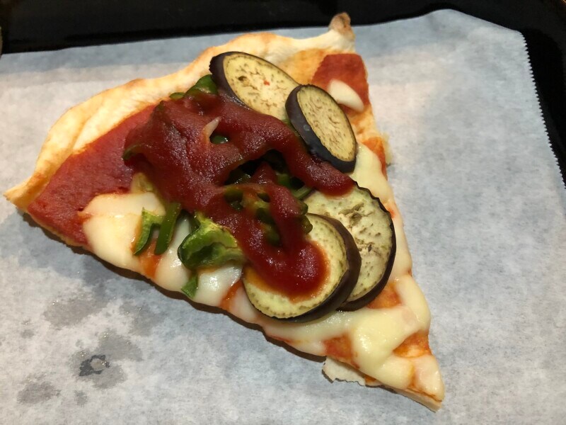 ガストのお持ち帰り「冷凍ピザ3枚セット」にピーマンとナスをトッピング