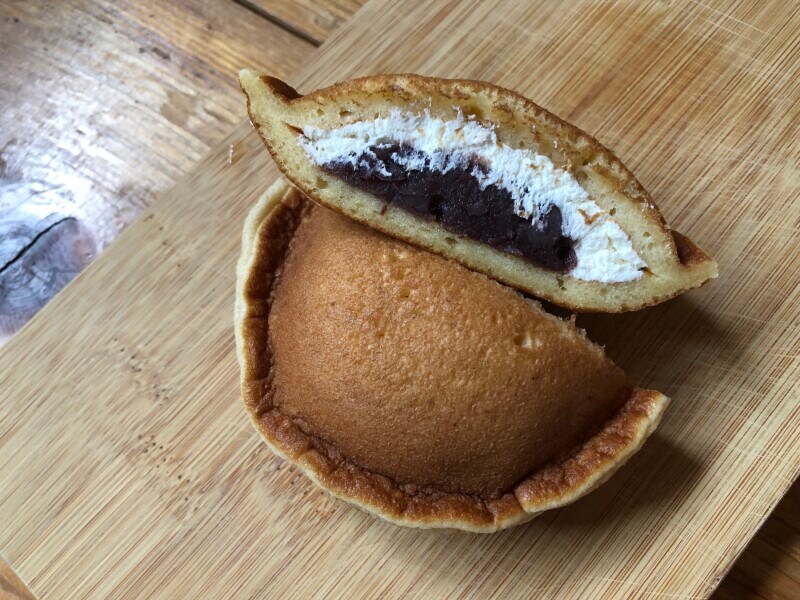 ローソンのどら焼き「どらもっち あんこ＆ホイップ」は、あんことホイップがたっぷり入っている