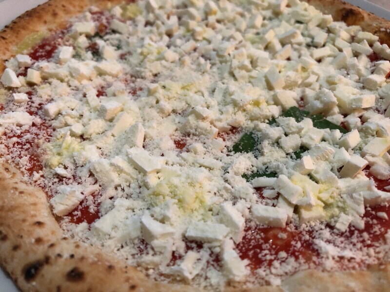 セブンイレブンの「７プレミアムゴールド　金のマルゲリータ」にはチーズがたっぷり