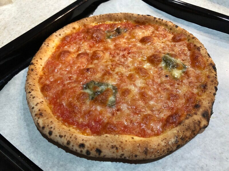 セブンイレブンの「７プレミアムゴールド　金のマルゲリータ」の生地は薄め