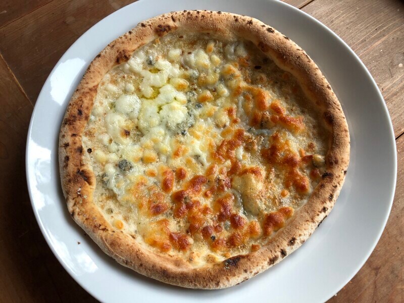 セブンイレブンの「７プレミアムゴールド　金の４種チーズピッツァ」