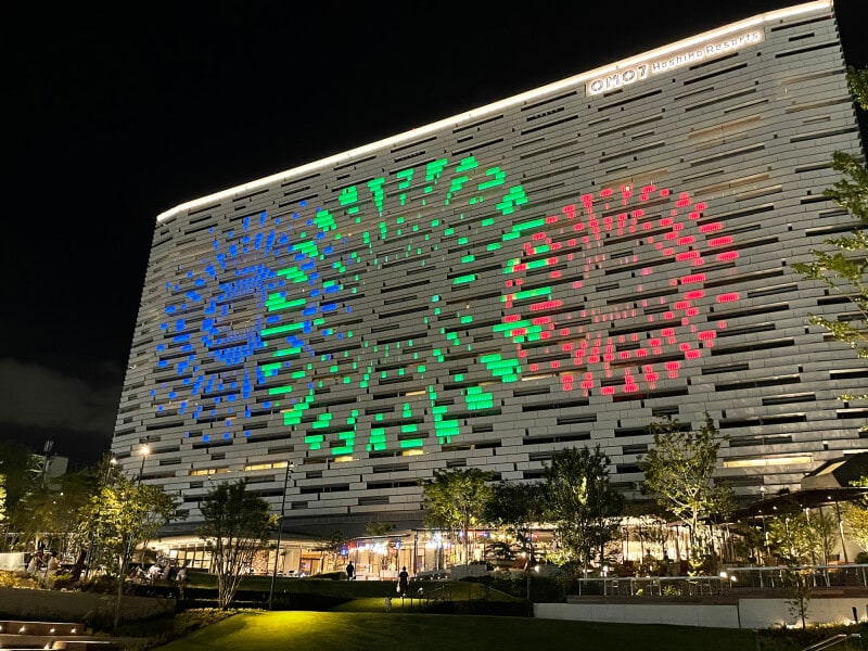 客室棟の外装膜に映し出されるLED照明による花火