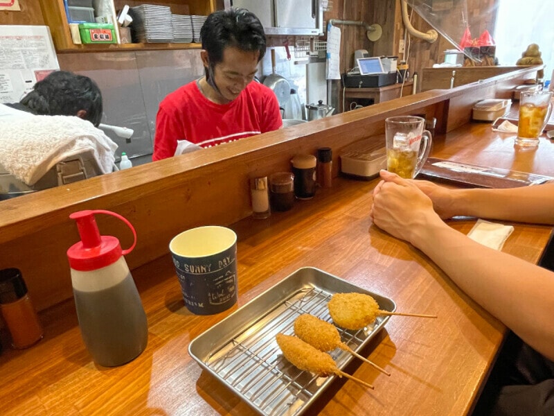 新世界の串カツ専門店。カウンターに座れば店主との会話も弾む