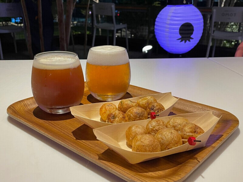 会津屋のラヂオ焼やたこ焼きを地ビールと一緒に