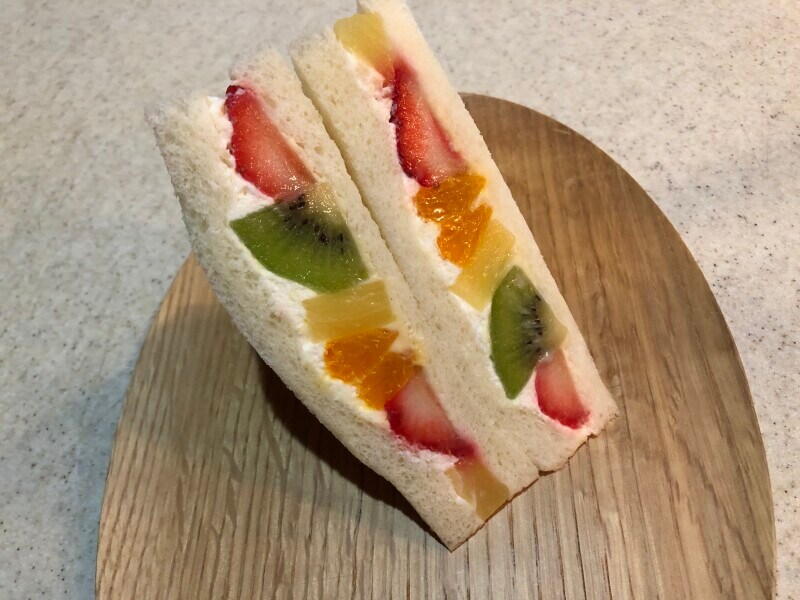 セブンイレブンの「いちご入りフルーツミックスサンド」はフルーツがたっぷり