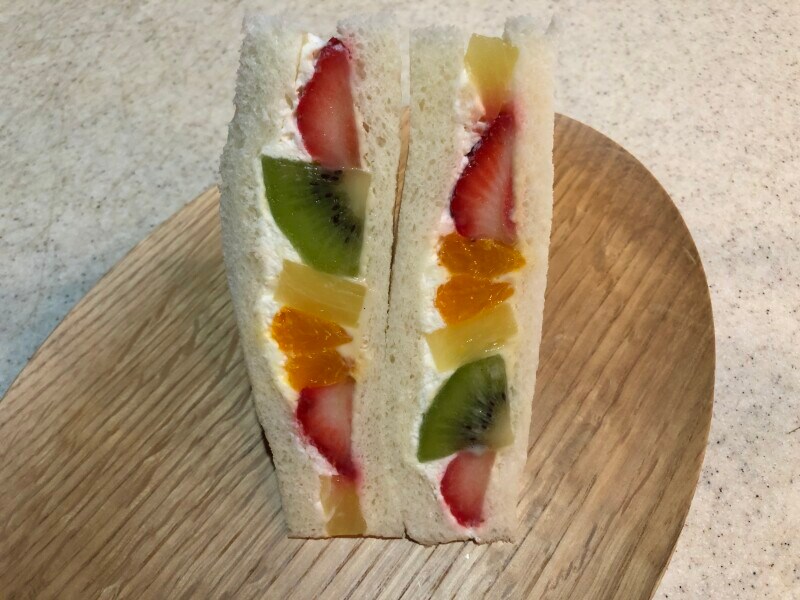 セブンイレブンの「いちご入りフルーツミックスサンド」は甘さ控えめのクリームとフルーツのバランスがとても良い