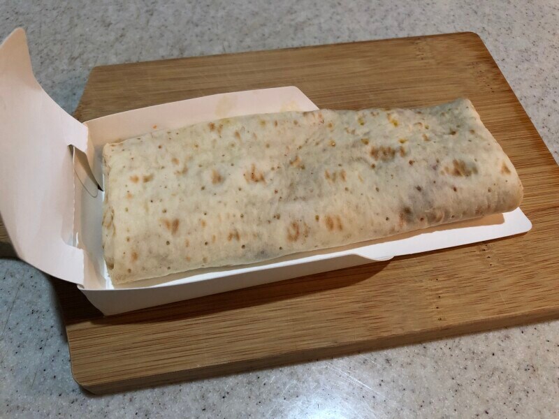 加熱したセブンイレブンの「ブリトーモッツァレラたっぷりマルゲリータ」