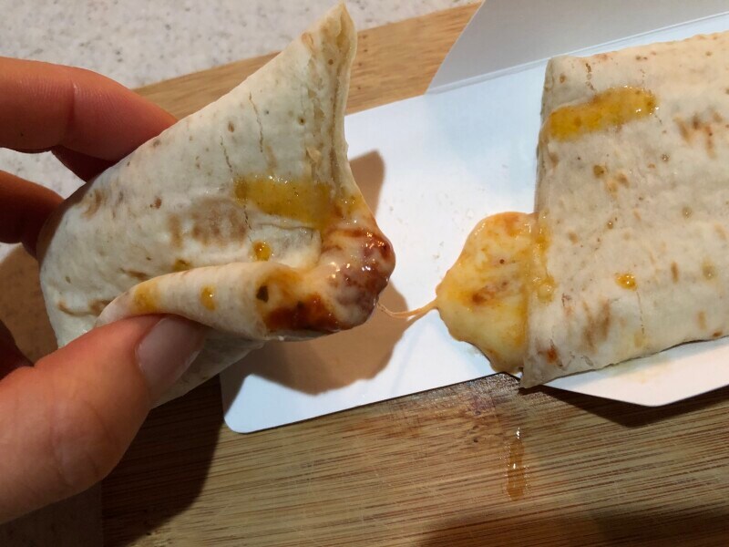 チーズがトロトロのセブンイレブンの「ブリトーモッツァレラたっぷりマルゲリータ」