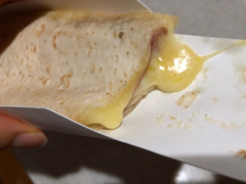 セブンイレブンの「ブリトーチーズ2倍 ハム＆チーズ」はチーズが大量に入っている