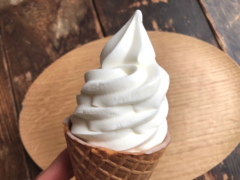 ローソンのソフトクリーム「ウチカフェ 濃厚ミルクワッフルコーン」はバニラの味が濃い
