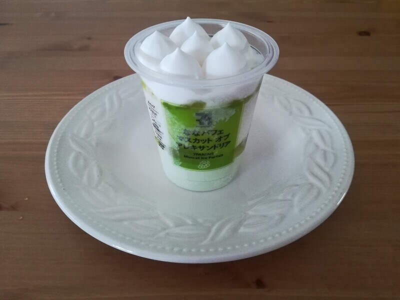 セブンイレブンのスイーツ「7プレミアム ななパフェ マスカット オブ アレキサンドリア」