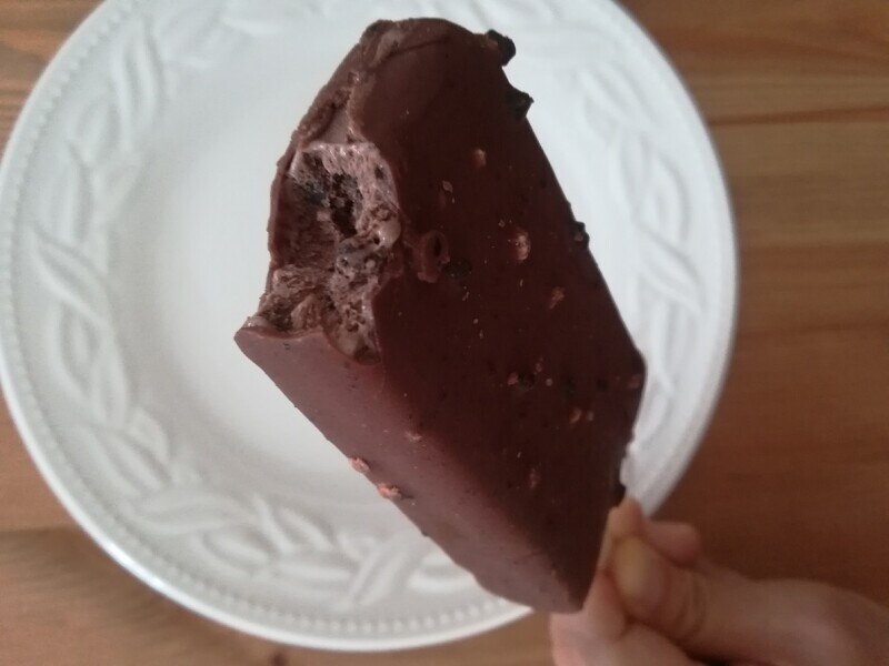 コンビニで買える「ブラックサンダーアイス」は、食べても食べてもクッキーがザクザク