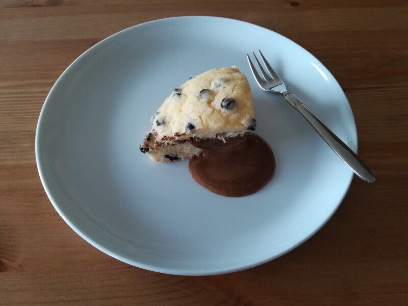 セブンイレブンの冷凍「冷たく食べるチョコチップメロンパン」を電子レンジで温め