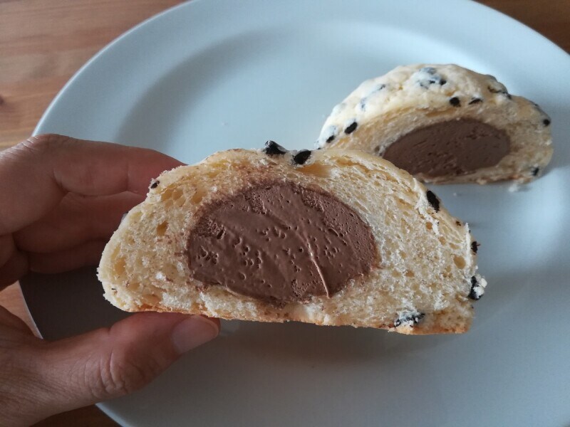 セブンイレブンの「冷たく食べるチョコチップメロンパン」はホイップクリームがたっぷり