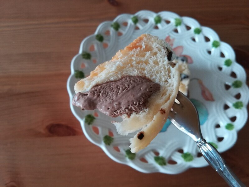 セブンイレブンの「冷たく食べる チョコチップメロンパン」は甘いチョコホイップとビターなチョコチップが好相性