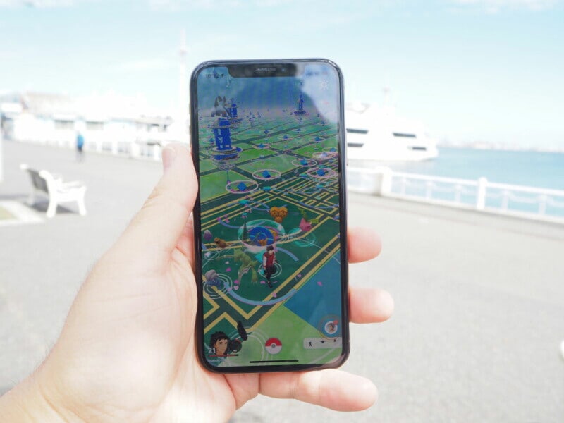 屋外でのプレイを前提とした「ポケモンGO」などのARゲームだが、ゲームプレイによる熱がパフォーマンス低下にもつながることから炎天下でのプレイはほどほどにした方がよい