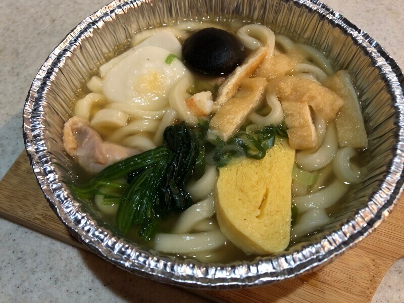 セブンイレブンの「7プレミアム 鍋焼うどん」はダシが美味しい！ 具材もたっぷり