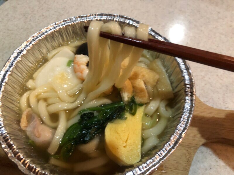 セブンイレブンの「7プレミアム 鍋焼うどん」のうどんはコシがあって食べ応えも十分