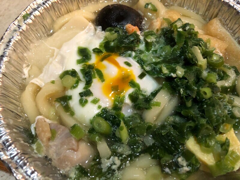 セブンイレブンの「7プレミアム 鍋焼うどん」に半熟卵を加えて