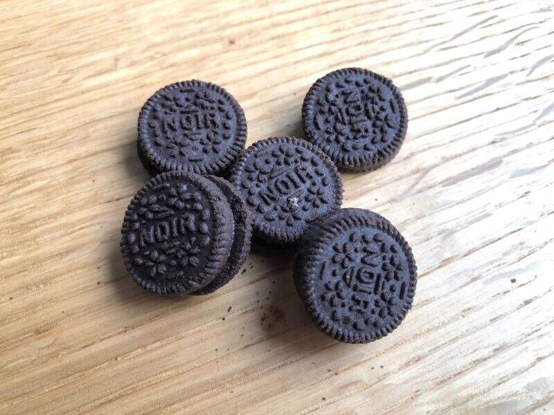 ファミマのクッキーサンド「ひとくちサイズのノアールミニ」は少し苦味があるクッキー