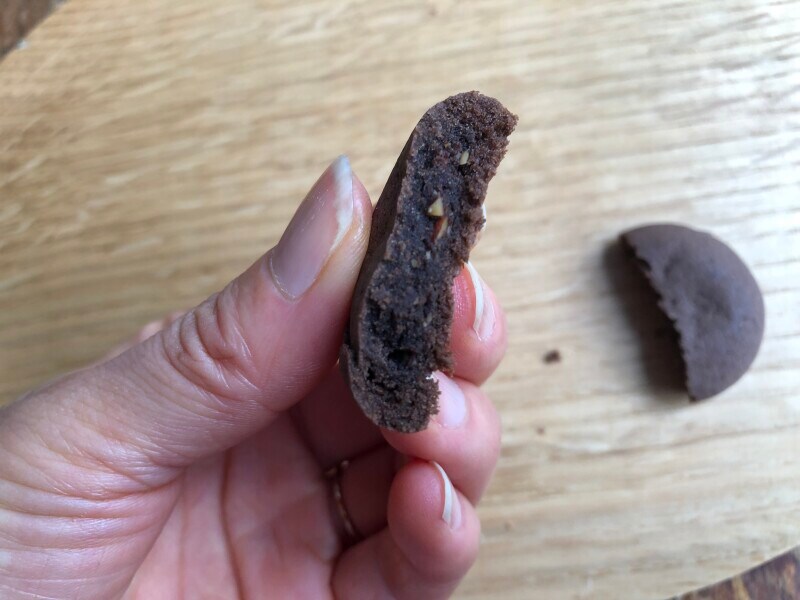 ファミマの「しっとり食感のご褒美ソフトチョコクッキー」はソフトなしっとり生地