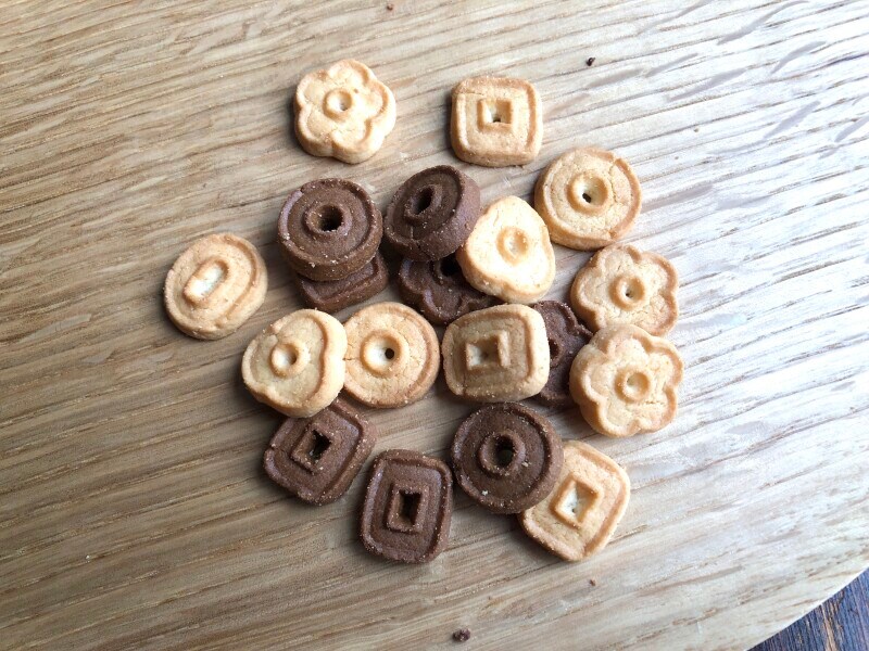 ファミマの「ミルクとココアのミニクッキー」のミルク味とココア味のクッキー