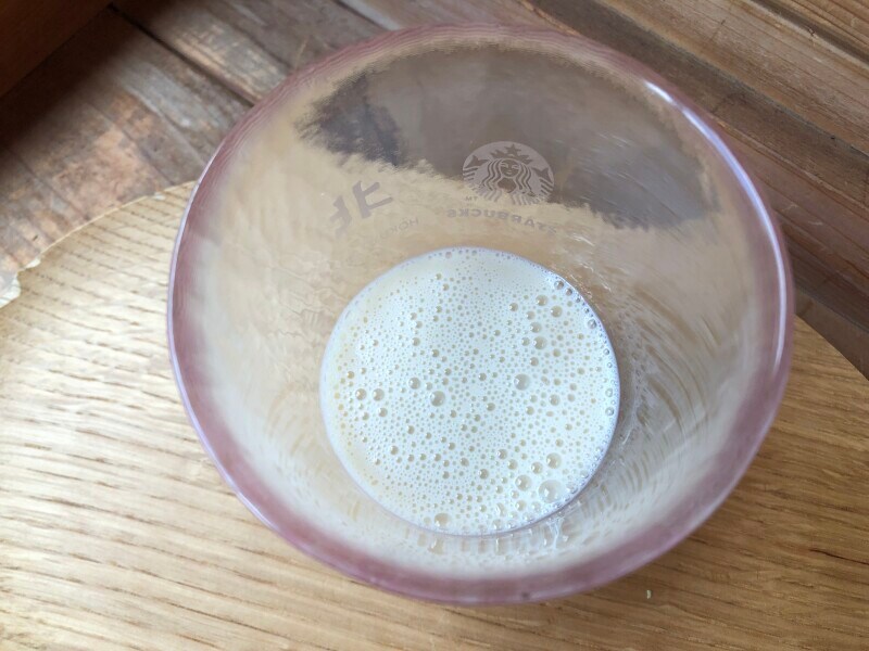 「ウチカフェ　ピスタチオラテ」は少しとろみがある