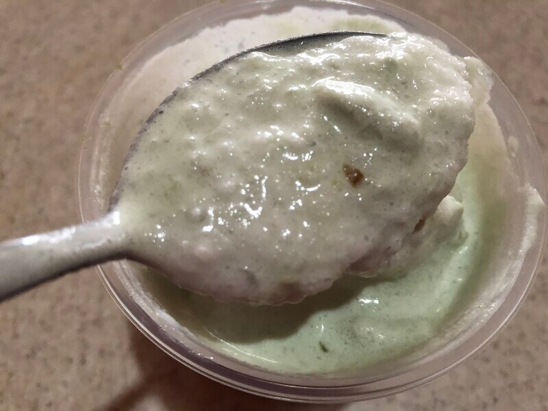 ローソンの「Frozen Party ピスタチオ」は少しシャリシャリした食感