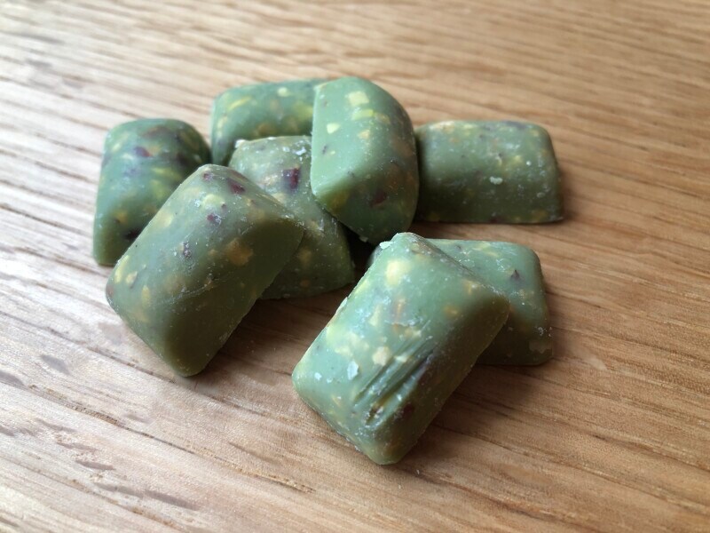 「ピスタチオクランチチョコ(イヌリン使用)」は1袋に8粒入り