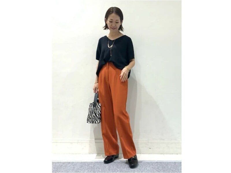 【OKコーデ】半袖でも秋らしい色使いなら馴染みがよくスタイリッシュ　出典：WEAR