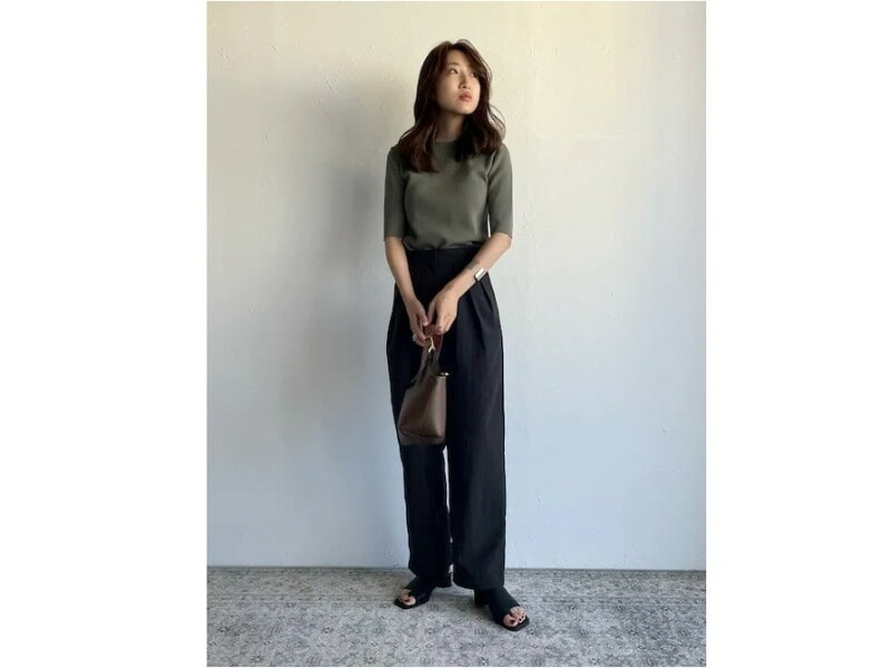 【OKコーデ】足の甲が隠れるものなど、サンダルもデザイン次第で秋もOK　出典：WEAR