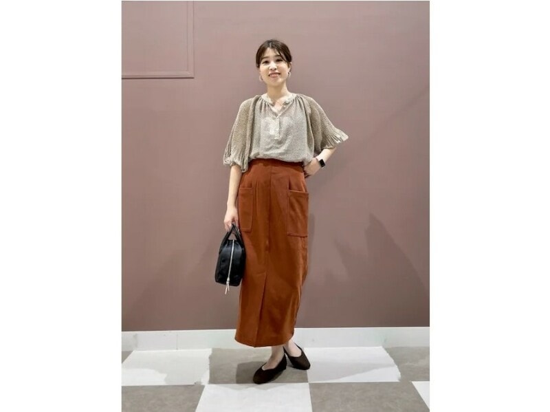 【OKコーデ】ロングスカートやワンピースなど面積の大きいアイテムは、秋らしい素材が◎　出典：WEAR