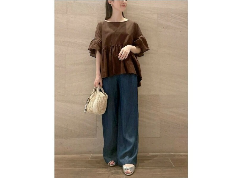 Tシャツ感覚で着られるゆったりサイズの甘めブラウスも便利　出典：WEAR