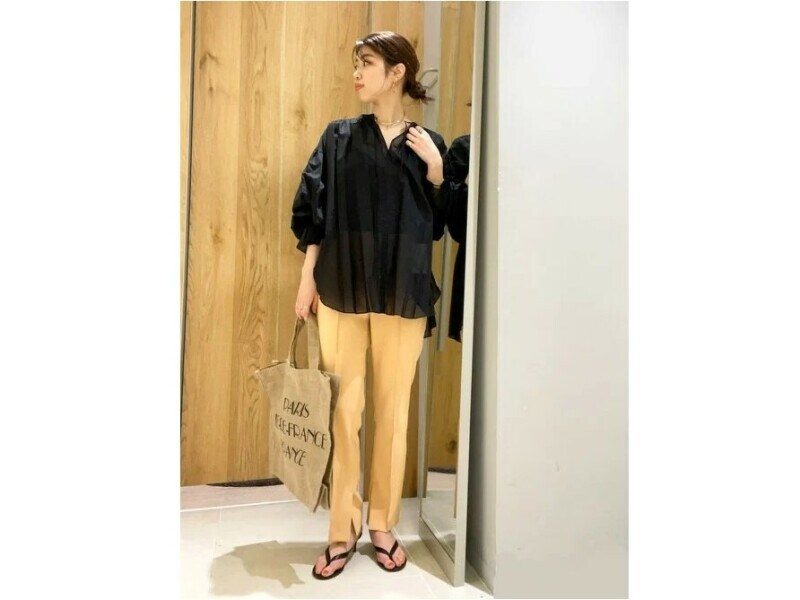 袖口にゴムが入ったブラウスはロールアップなどで印象も変えられます　出典：WEAR