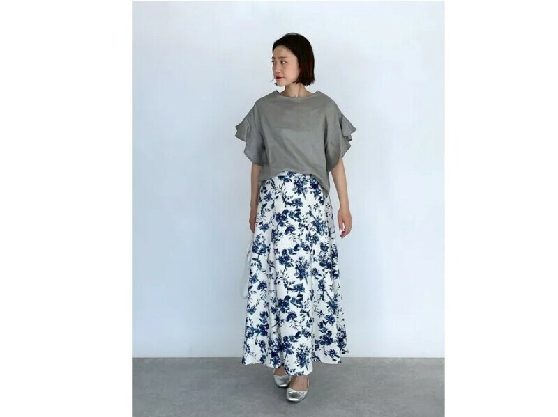平たい大きめのフリル＆辛口カラーで甘すぎず、大人っぽく着られる　出典：WEAR