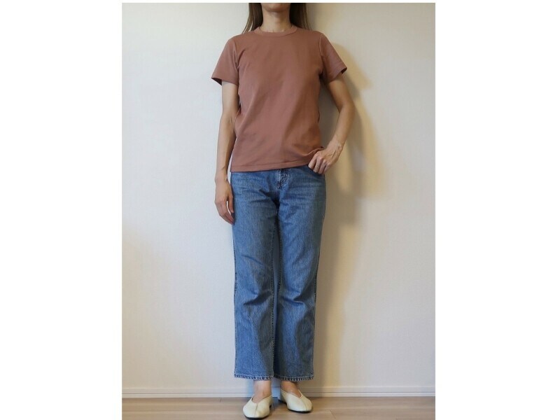 形はシンプルなTシャツだからこそ、カジュアル過ぎると物足りないかも……