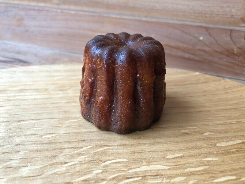 ローソンのウチカフェスイーツ「半熟風カヌレ」の外側は少しかためで◎