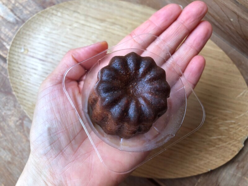 ローソンのウチカフェスイーツ「半熟風カヌレ」は手のひらサイズ