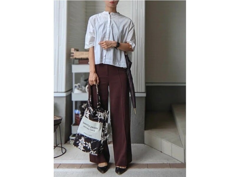 クリーンな白&ブラウンのコーデは残暑厳しい秋のはじめにもぴったり 出典:WEAR