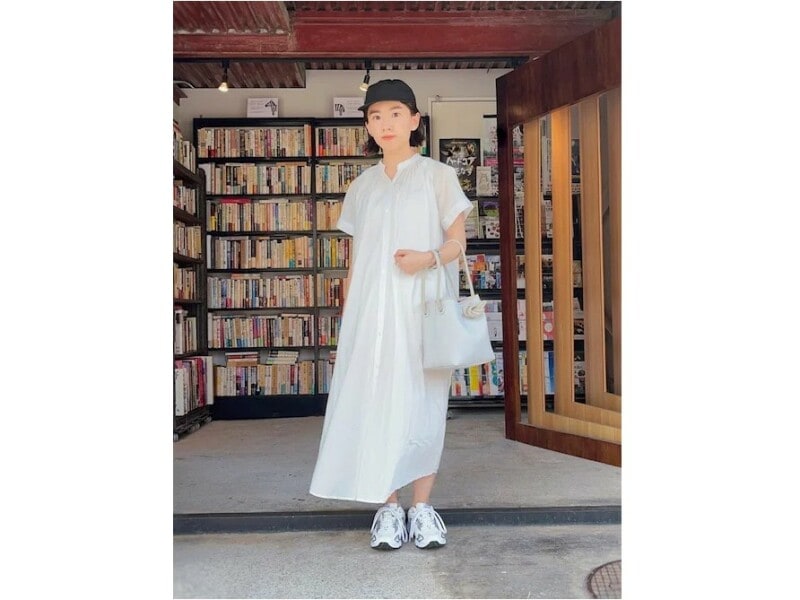 無印良品の白ワンピースをキャップ&スニーカーできれいめスポーティーに 出典:WEAR