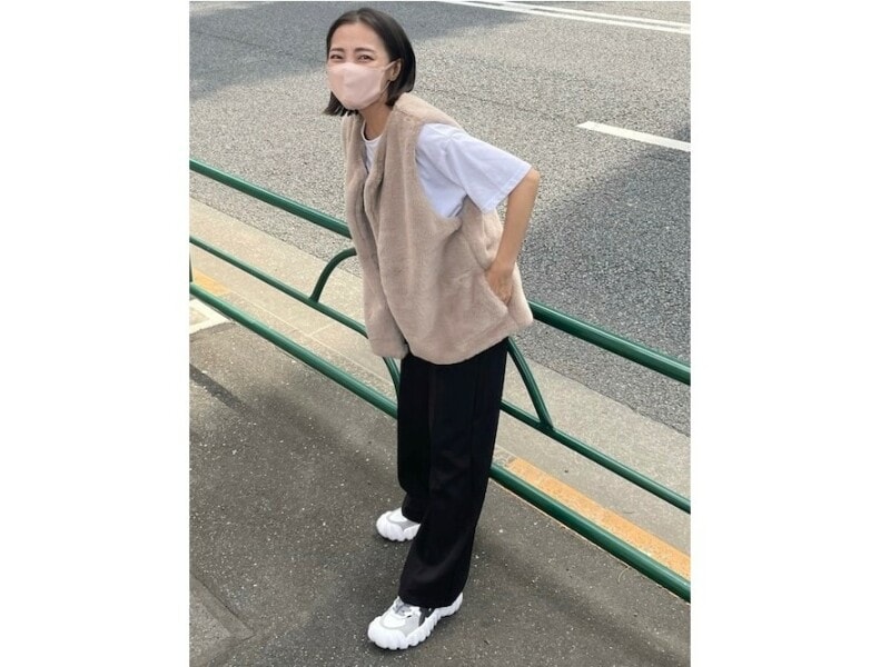 半袖Tシャツとファーベストのミックス感を黒パンツで馴染ませて　出典：WEAR